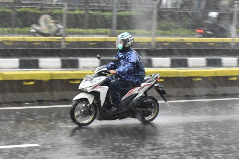 Persiapan Berkendara Sepeda Motor Saat Hujan, Bikers Wajib Tahu